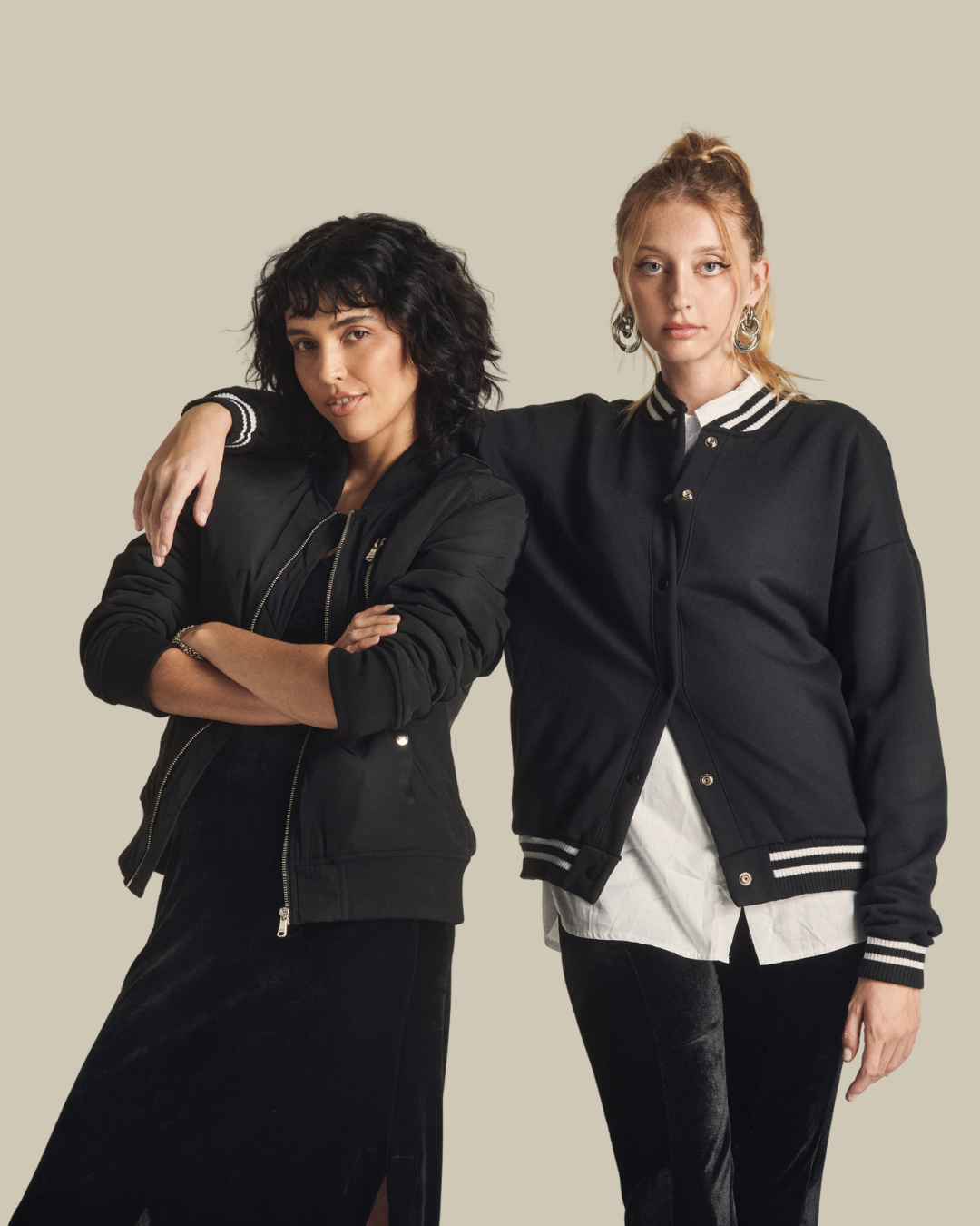 duas modelos vestem casacos novos da campanha comfort da gang - casacos preto femininos
