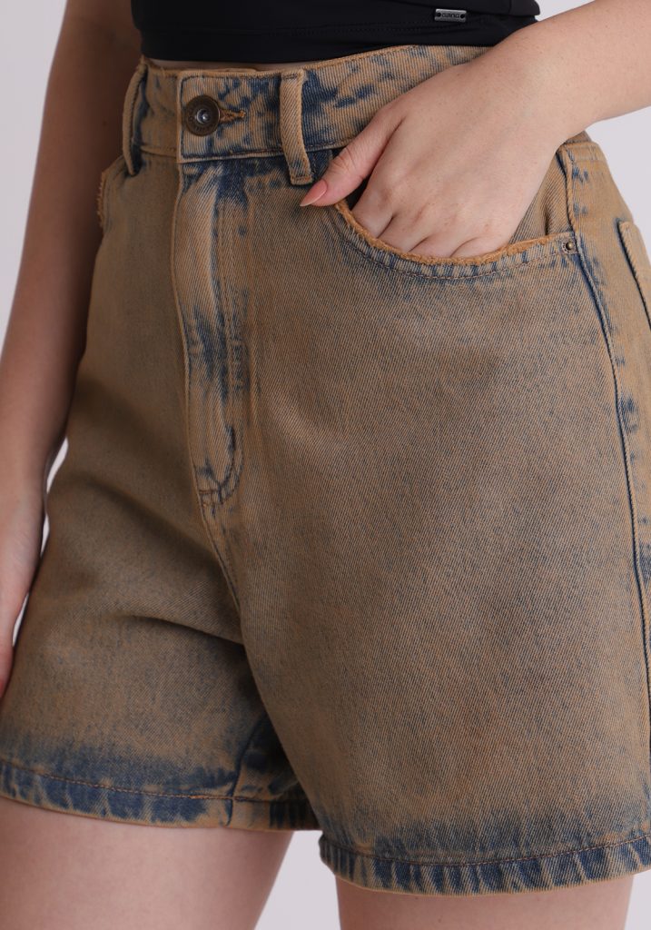 Short jeans com aplicação de conha