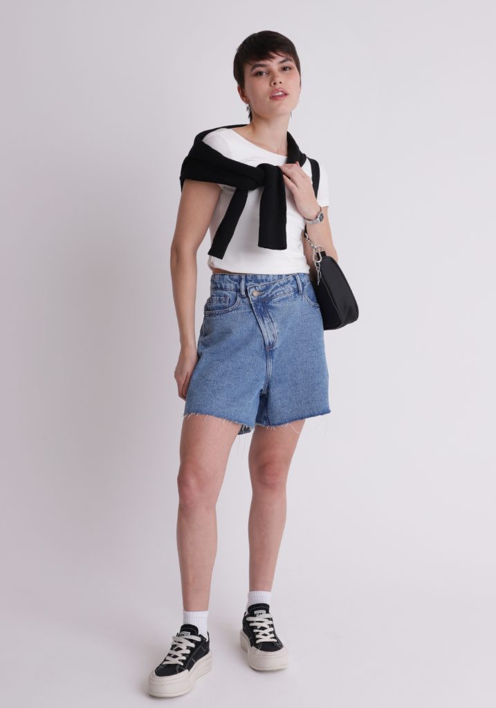 Short jeans com cós delocado
